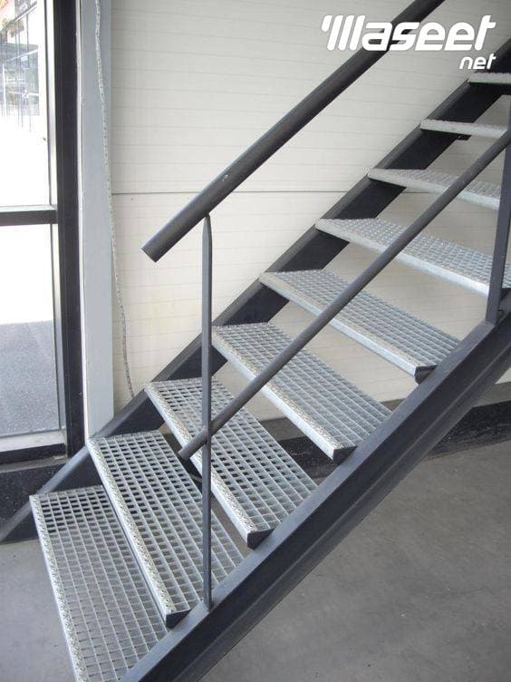 Installing steel stairs and awnings 0