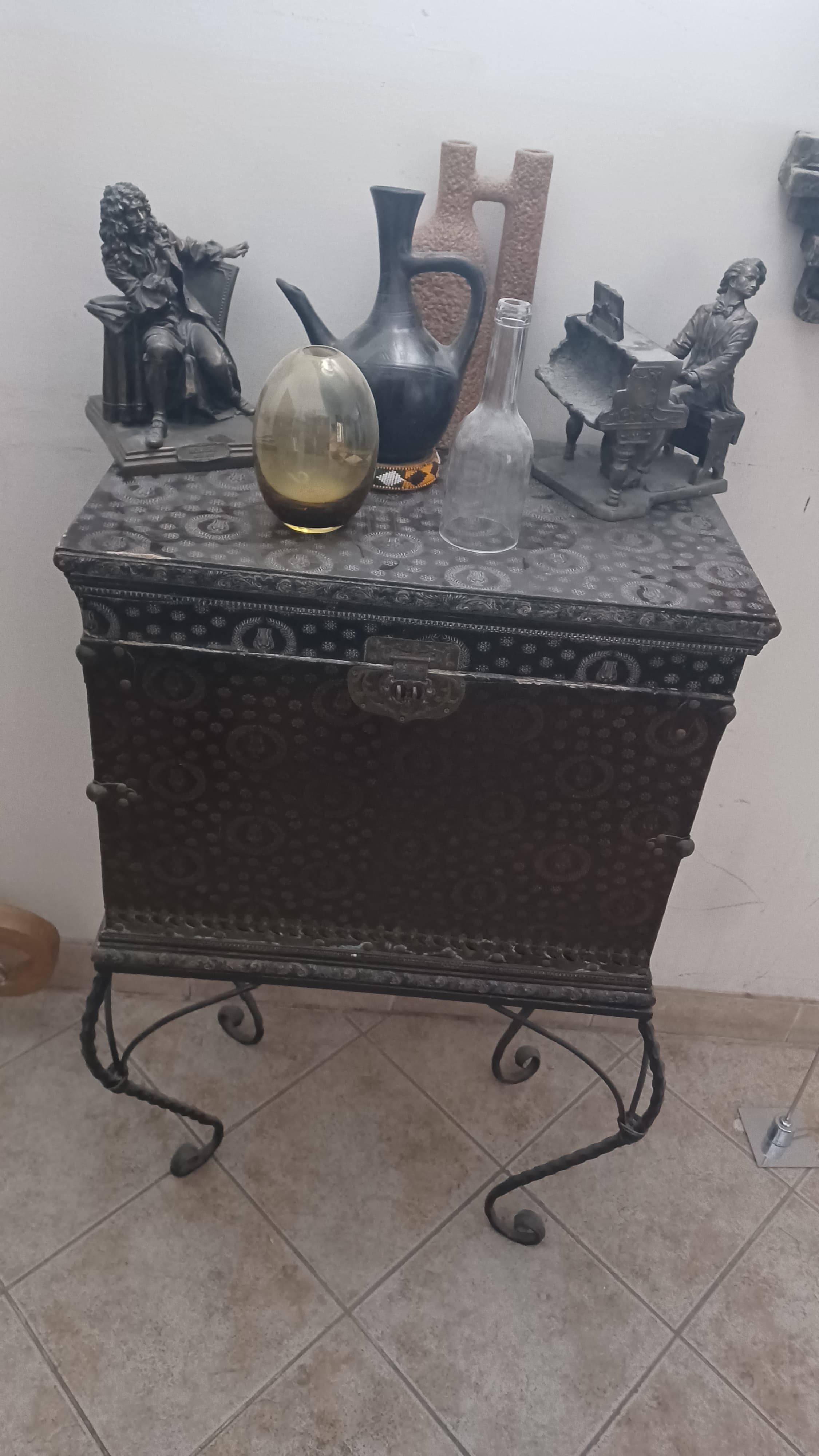 صندوق كلاسيكي جميل مع مجموعة تحف 3