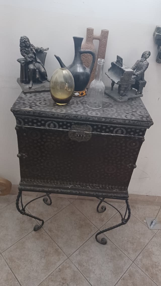 صندوق كلاسيكي جميل مع مجموعة تحف