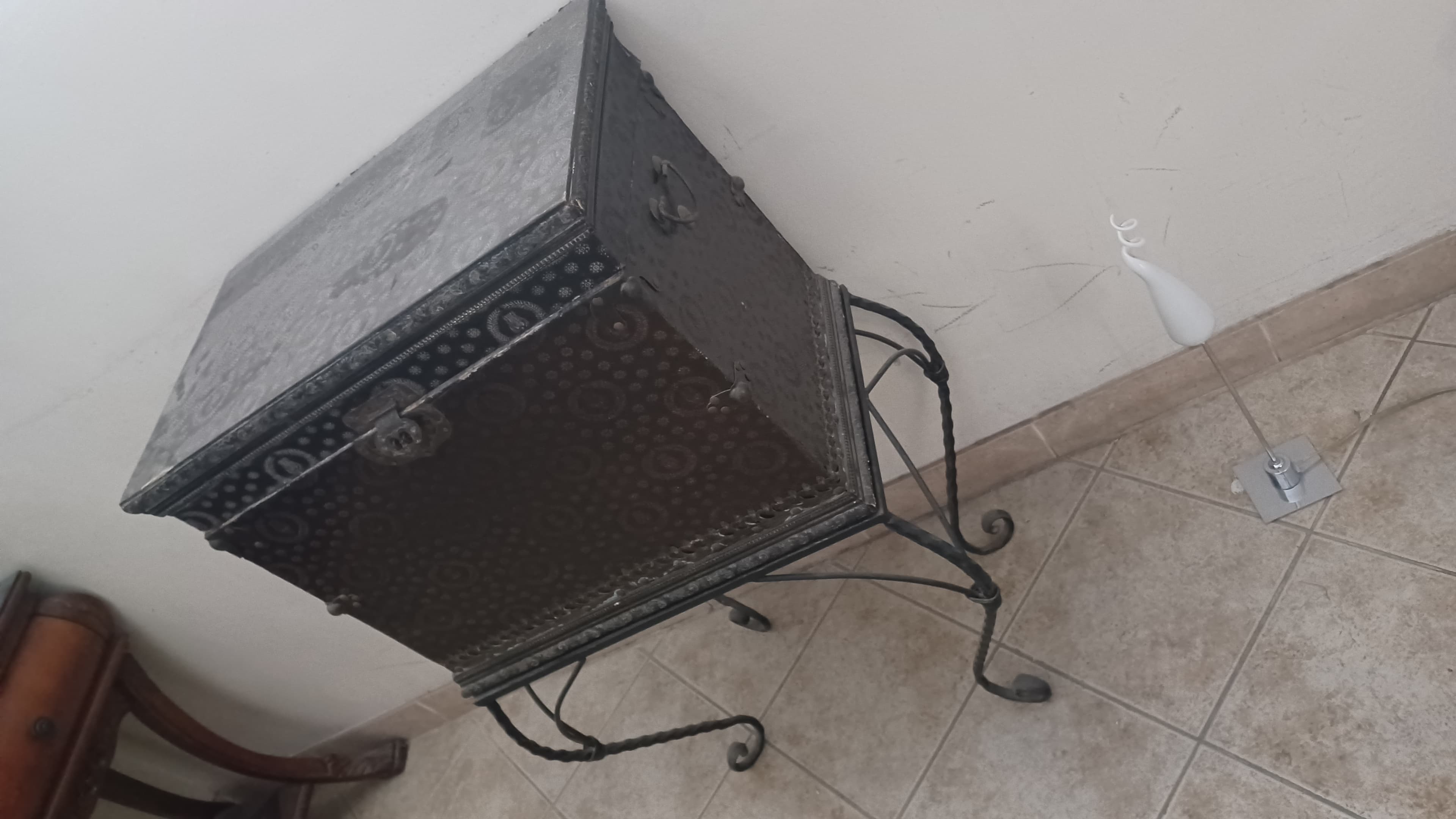 صندوق كلاسيكي جميل مع مجموعة تحف 1