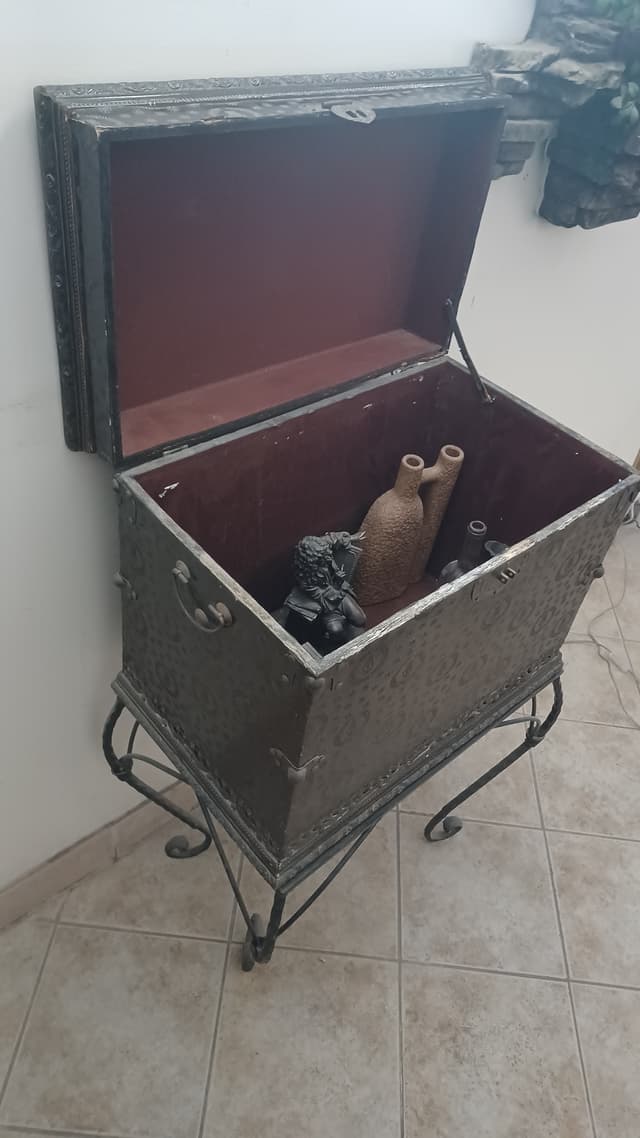صندوق كلاسيكي جميل مع مجموعة تحف