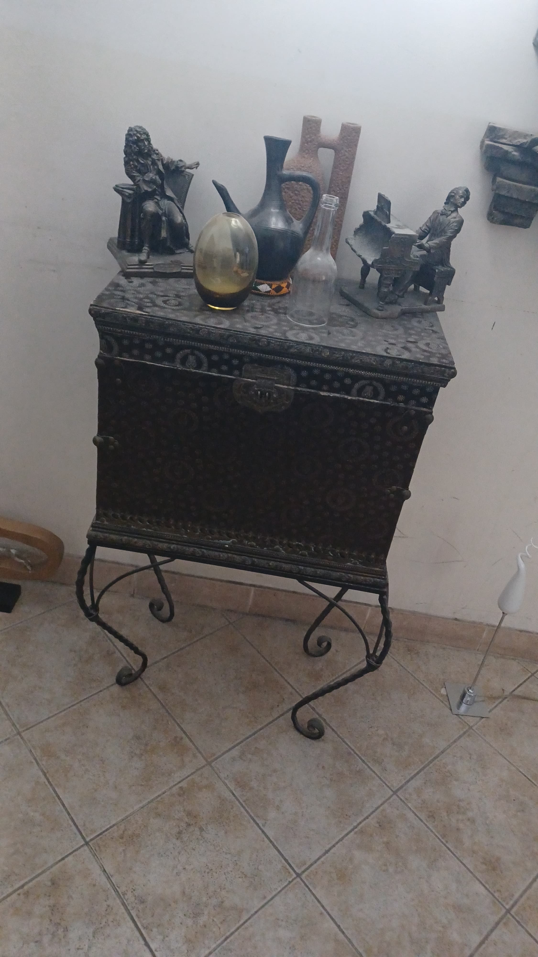 صندوق كلاسيكي جميل مع مجموعة تحف 5