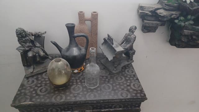 صندوق كلاسيكي جميل مع مجموعة تحف
