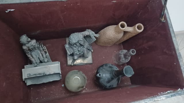 صندوق كلاسيكي جميل مع مجموعة تحف