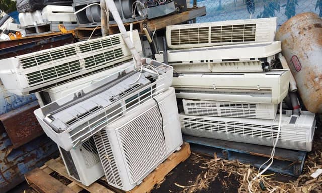 نشتري جميع الأغراض المستعملة في هذا الإعلان خردة