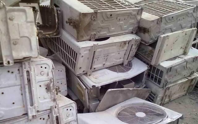 نشتري جميع الأغراض المستعملة في هذا الإعلان خردة