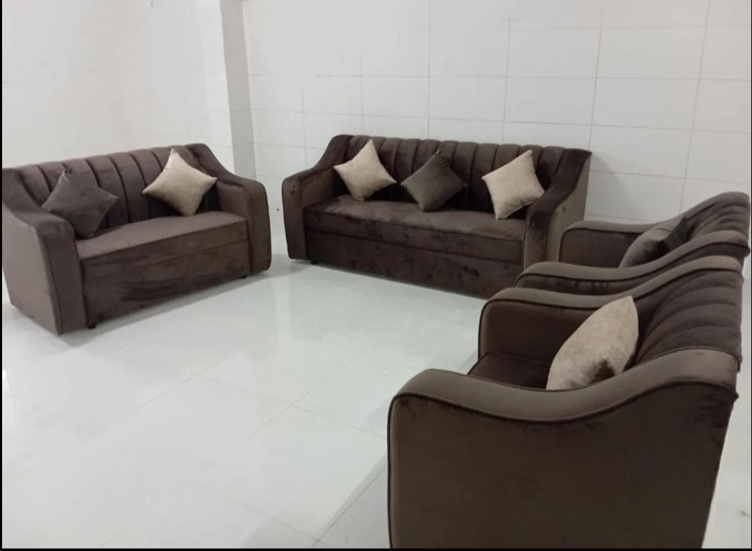 A carpenter made a new sofa 0